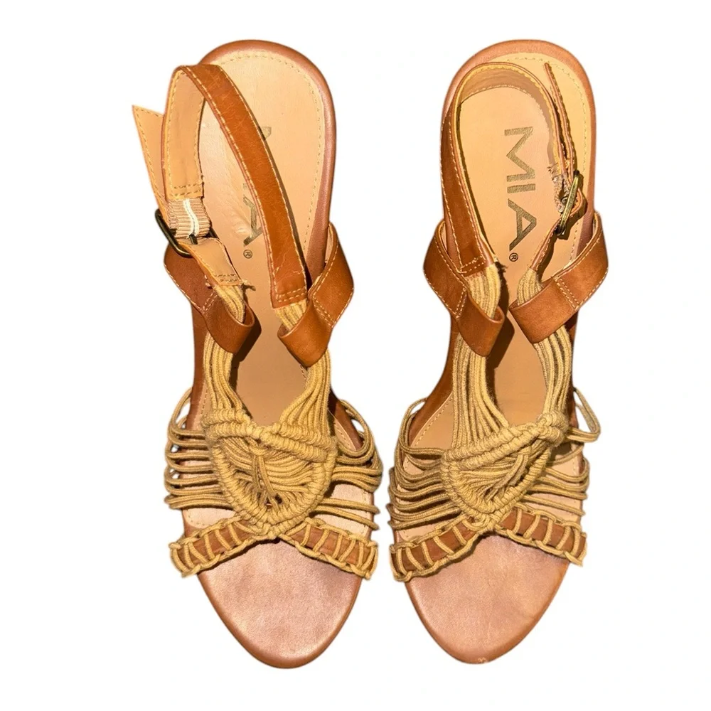 MIA macrame gladiator